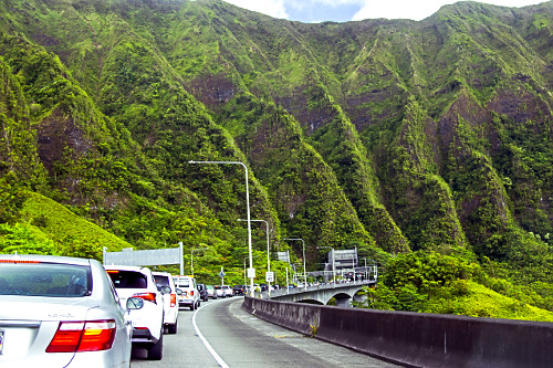 Veículos aguardam na H3 Rodovia John A Burns Freeway para fazer testagem em massa para COVID-19 - Kaneohe - i