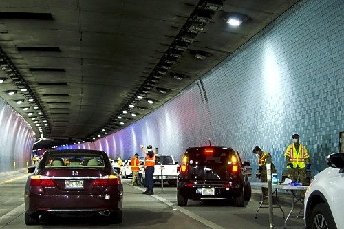 Testagem em massa para COVID-19 no túnel da H3 Rodovia John A Burns Freeway - ilha de Oahu - Havaí - 