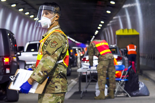 Soldados da polícia militar ajudam na testagem em massa para COVID-19 no túnel da H3 Rodovia John A Burns Fr