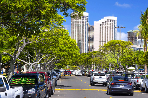 Carros procuram vaga no estacionamento junto a Praia de Ala Moana - ilha de Oahu - Havaí - 