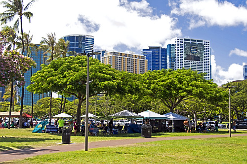 Famílias aproveitam o verão no parque da praia Ala Moana - ilha de Oahu - Havaí - 