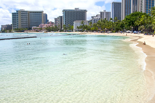 Praia Waikiki com poucos banhistas durante pandemia do coronavírus  - ilha de Oahu - Havaí - 