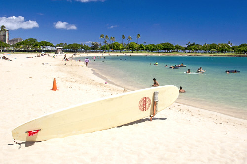 Prancha de salva-vidas na orla da praia Ala Moana - ilha de Oahu - Havaí -