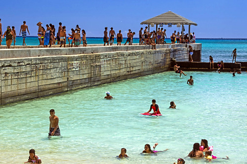 Píer e banhistas na praia de Waikiki - ilha de Oahu - Havaí - 