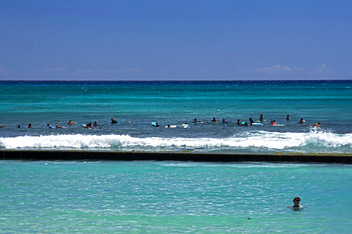 Surfistas esperam onda na praia de Waikiki - ilha de Oahu - Havaí - 