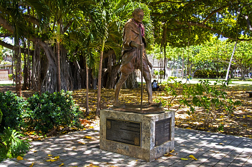 Escultura de Gandhi em Waikiki - ilha de Oahu - Havaí - obra de Stephen Lowe