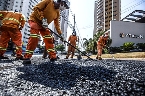 Recapeamento asfáltico na avenida Ayrton Senna - operários usando máscaras de proteção durante pandemia d
