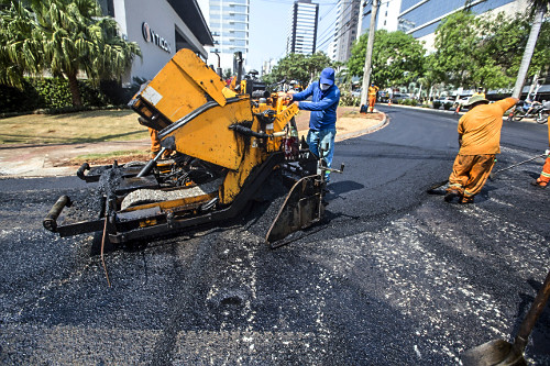 Recapeamento asfáltico na avenida Ayrton Senna - operário usando máscara de proteção durante pandemia do 