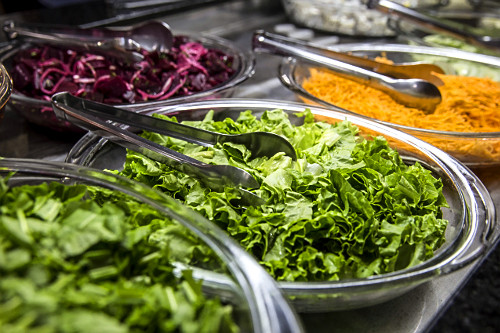 Alface crespa em buffet de restaurante self service  - 