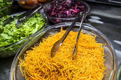 Cenoura ralada em buffet de restaurante self service  - 