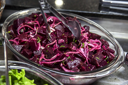 Beterraba cozida em buffet de restaurante self service  - 