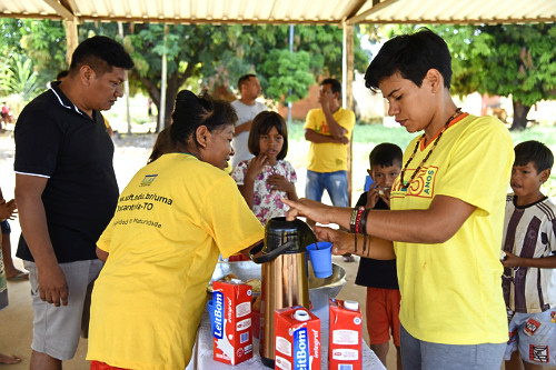 Indígenas da etnia Xerente e alunos da UMA Universidade da Maturidade durante lanche - polo Aldeia Salto - cu