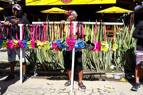 Vendedor ambulante de copos em festa junina no bairro Alto do Moura