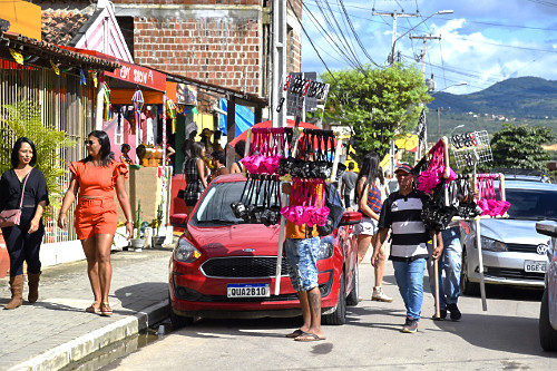 Vendedores ambulantes em festa junina no bairro Alto do Moura
