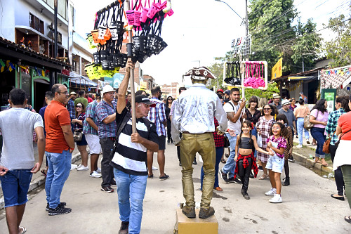 Vendedor ambulante de copos e artista de rua na festa junina do bairro Alto do Moura