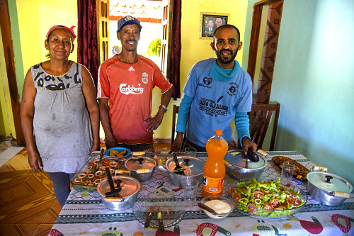 Coordenador de projeto social com casal de moradores em sua moradia da Comunidade Quilombola Serra Negra duran