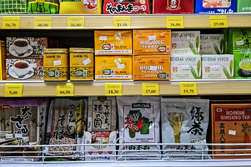 Variedade de shoyu - molho de soja à venda em loja de produtos