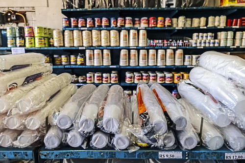 Copos descartáveis à venda em loja de utilidades