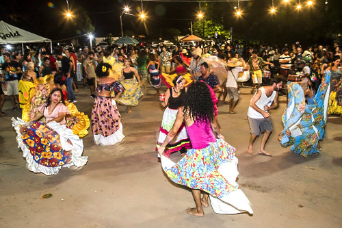 Pessoas dançando durante apresentação de carimbó na Vila de Alter do Chão -