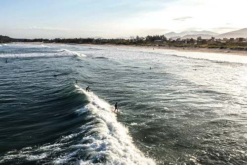 Vista de drone de surfistas na Praia da Ferrugem