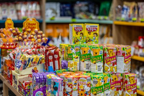 Produtos alimentícios industrializados de origem japonesa à venda no Mercado Municipal Shangri-lá