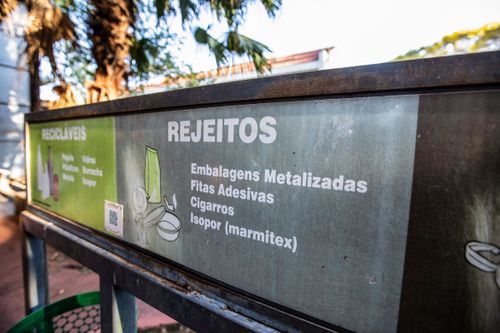 Placa explicativa de rejeitos - embalagens metalizadas - fitas adesivas - cigarros e isopor no Campus da Unive