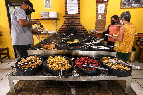 Fogão a lenha em restaurante de comida típica mineira - 