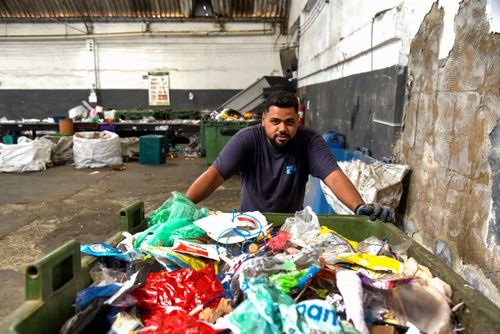 Retrato de trabalhador em cooperativa de reciclagem 