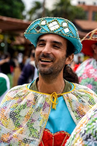 Homem do Grupo Congada São Benedito de São Sebastião-SP durante apresentação no Festival de Cultura Tradi