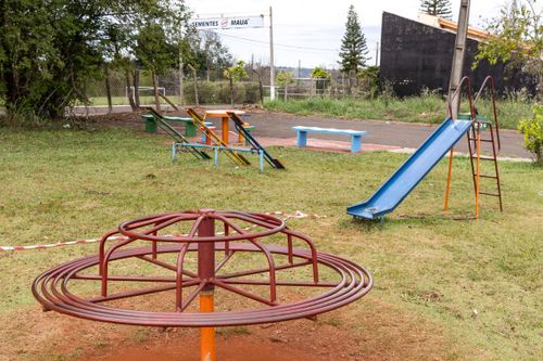 Brinquedos em parquinho infantil no bairro Vale Verde