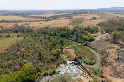 Vista de drone da barragem da Usina Corumbataí - formada pelo rio Corumbataí