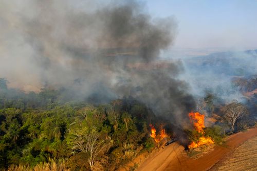 Incêndio florestal no bioma cerrado atingindo propriedade rural - período de estiagem - Triângulo Mineiro