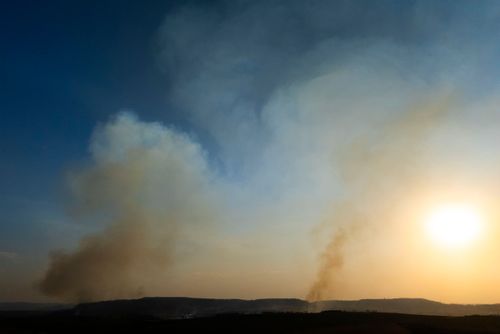Vista de drone de incêndio florestal no bioma Cerrado - período de estiagem - Triângulo Mineiro
