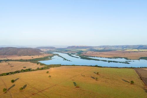 Rio Grande divisa natural entre os estados de Minas Gerais em primeiro plano e São Paulo ao fundo à direita