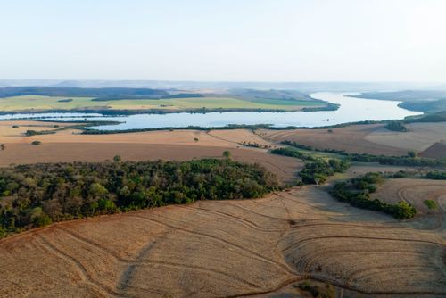 Rio Grande divisa natural entre os estados de Minas Gerais em primeiro plano e São Paulo ao fundo
