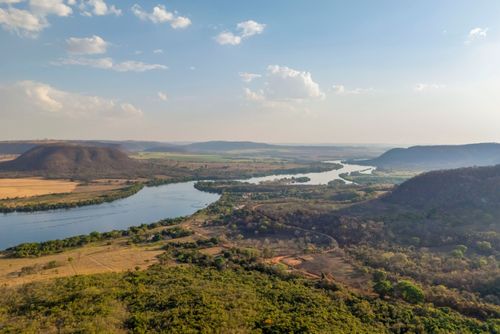 Rio Grande divisa natural entre os estados de Minas Gerais em primeiro plano e São Paulo ao fundo à direita