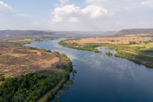 Rio Grande divisa natural entre os estados de Minas Gerais à esquerda e São Paulo à direita