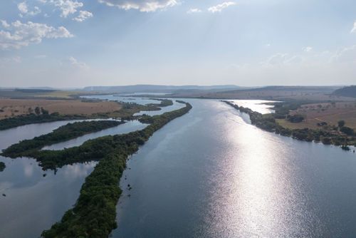 Rio Grande divisa natural entre os estados de Minas Gerais à esquerda e São Paulo à direita