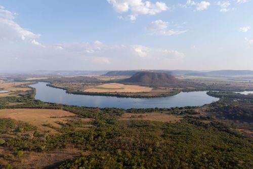 Rio Grande divisa natural entre os estados de Minas Gerais no primeiro plano e São Paulo ao fundo