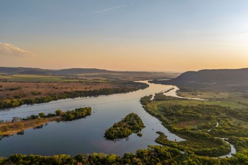 Rio Grande divisa natural entre os estados de Minas Gerais à direita e São Paulo à esquerda