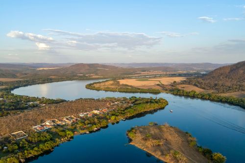 Chácaras de lazer na margem do rio Grande divisa natural entre os estados de Minas Gerais à esquerda e São 