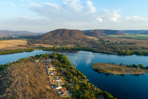 Chácaras de lazer na margem do rio Grande divisa natural entre os estados de Minas Gerais à esquerda e São 