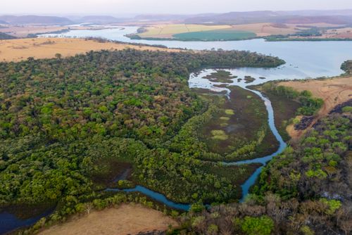 Vista de drone do Ribeirão Dourados desaguando no rio Grande - Triângulo Mineiro