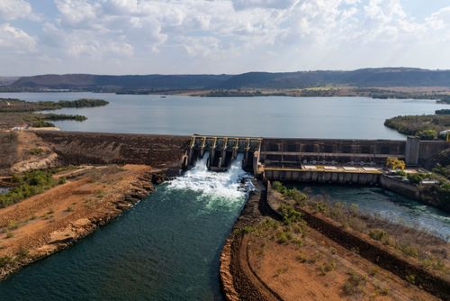 Barragem da Usina Hidrelétrica Jaguara no rio Grande divisa natural entre Rifaina / SP à direita e Sacrament