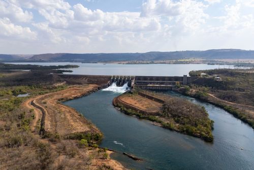 Barragem da Usina Hidrelétrica Jaguara no rio Grande divisa natural entre Rifaina / SP à direita e Sacrament
