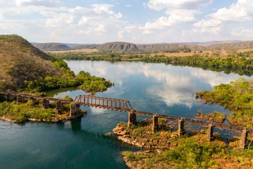 Ponte ferroviária desativada sobre o rio Grande - divisa natural entre os estados de São Paulo à direita e
