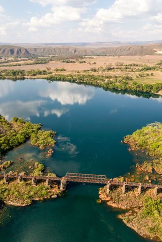 Ponte ferroviária desativada sobre o rio Grande - divisa natural entre os estados de São Paulo à direita e