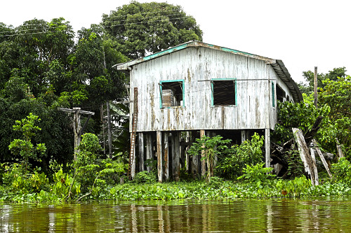 Antiga serraria desativada pelo Ibama na margem do Rio Parauaú - Vila Intel - Ilha do Marajó