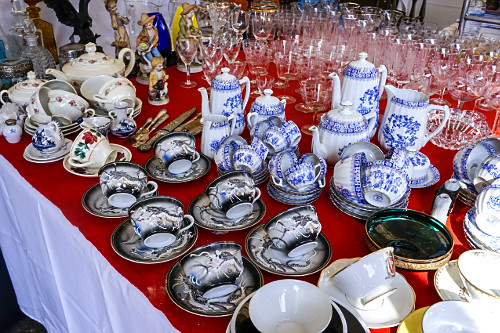 Detalhe de barraca com porcelanas à venda na Feira de Antiguidades na praça Benedito Calixto