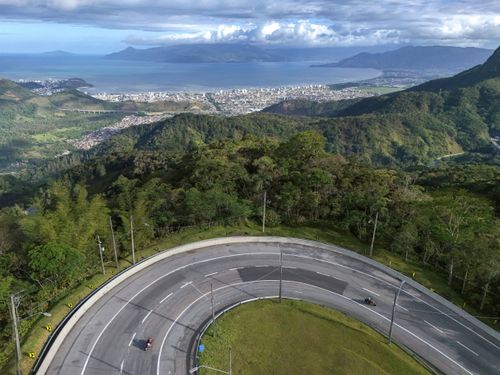 Curva acentuada na SP-099 Rodovia dos Tamoios no trecho da Serra do Mar - Caraguatatuba ao fundo